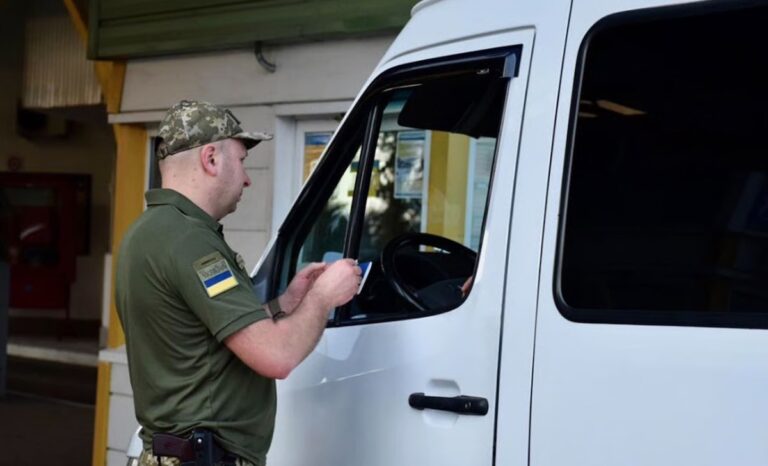 Как забронированному работнику пересечь границу Украины: разъяснение юриста